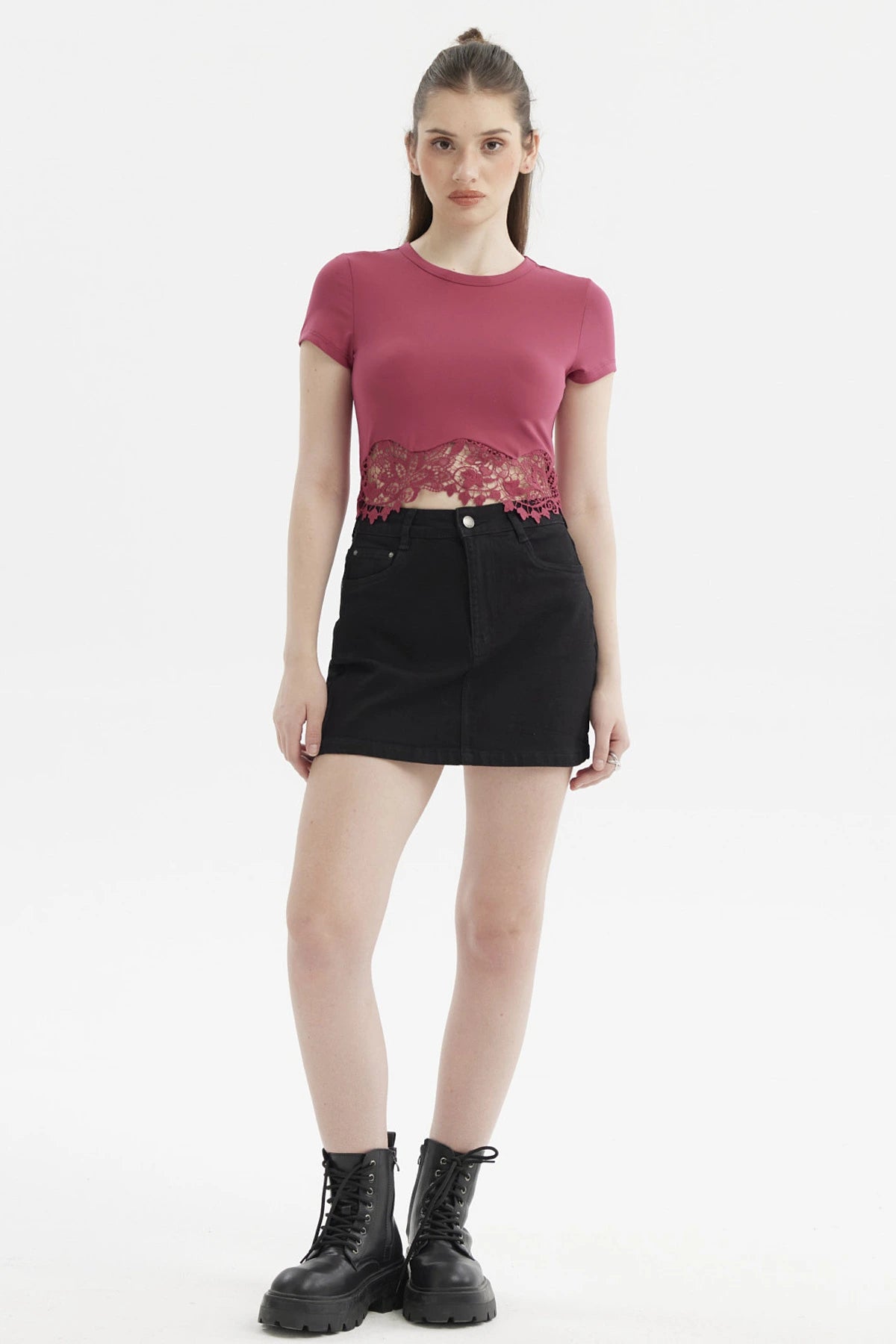 Polera mujer magenta con basta de encaje floral transparente en el dobladillo sin estampa lisa