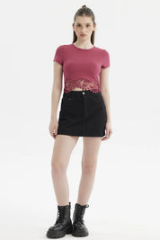 Polera mujer magenta con basta de encaje floral transparente en el dobladillo sin estampa lisa