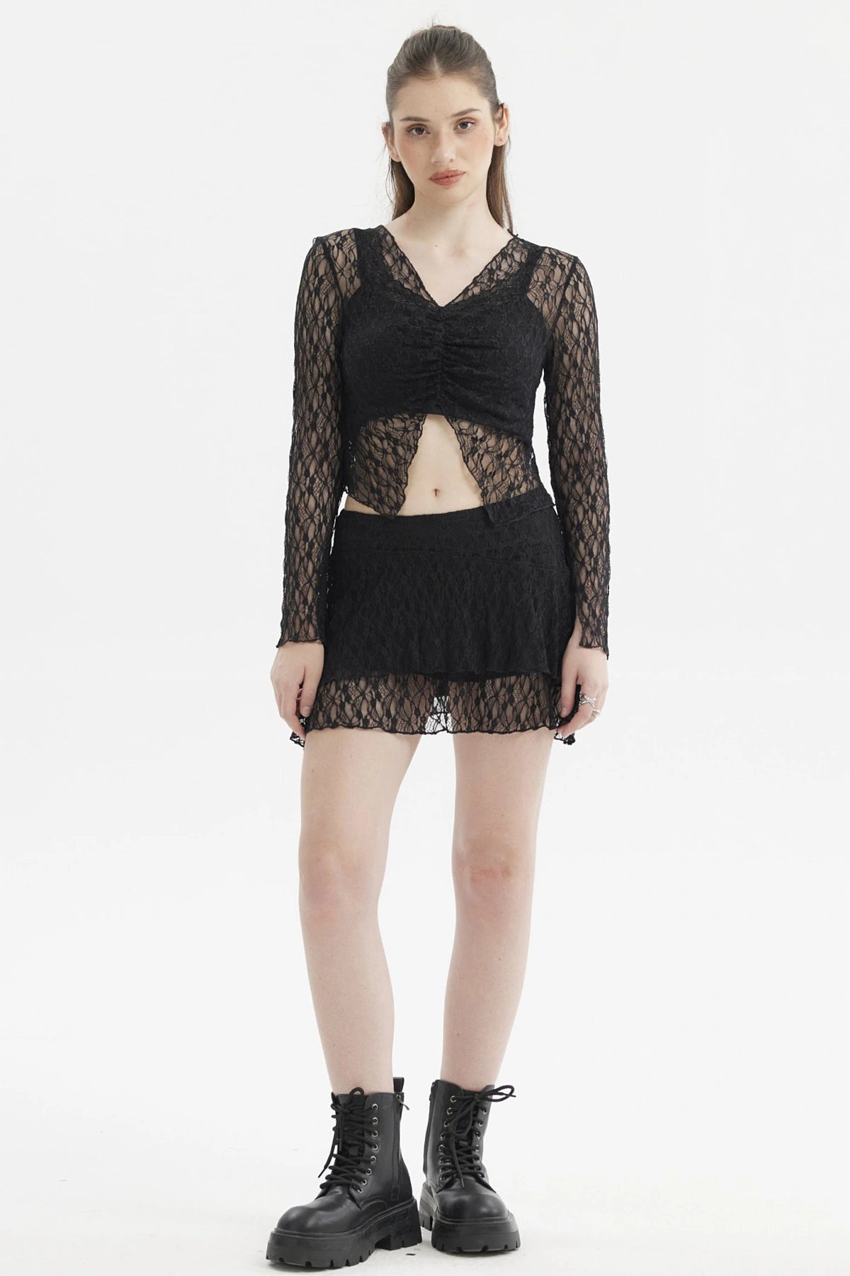 Falda corta de encaje negro con diseño floral delicado sin estampa visible elegante y moderna