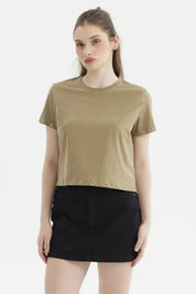 Polera mujer verde musgo con ojales metálicos en mangas y dobladillo estilo casual y moderno sin estampa visible