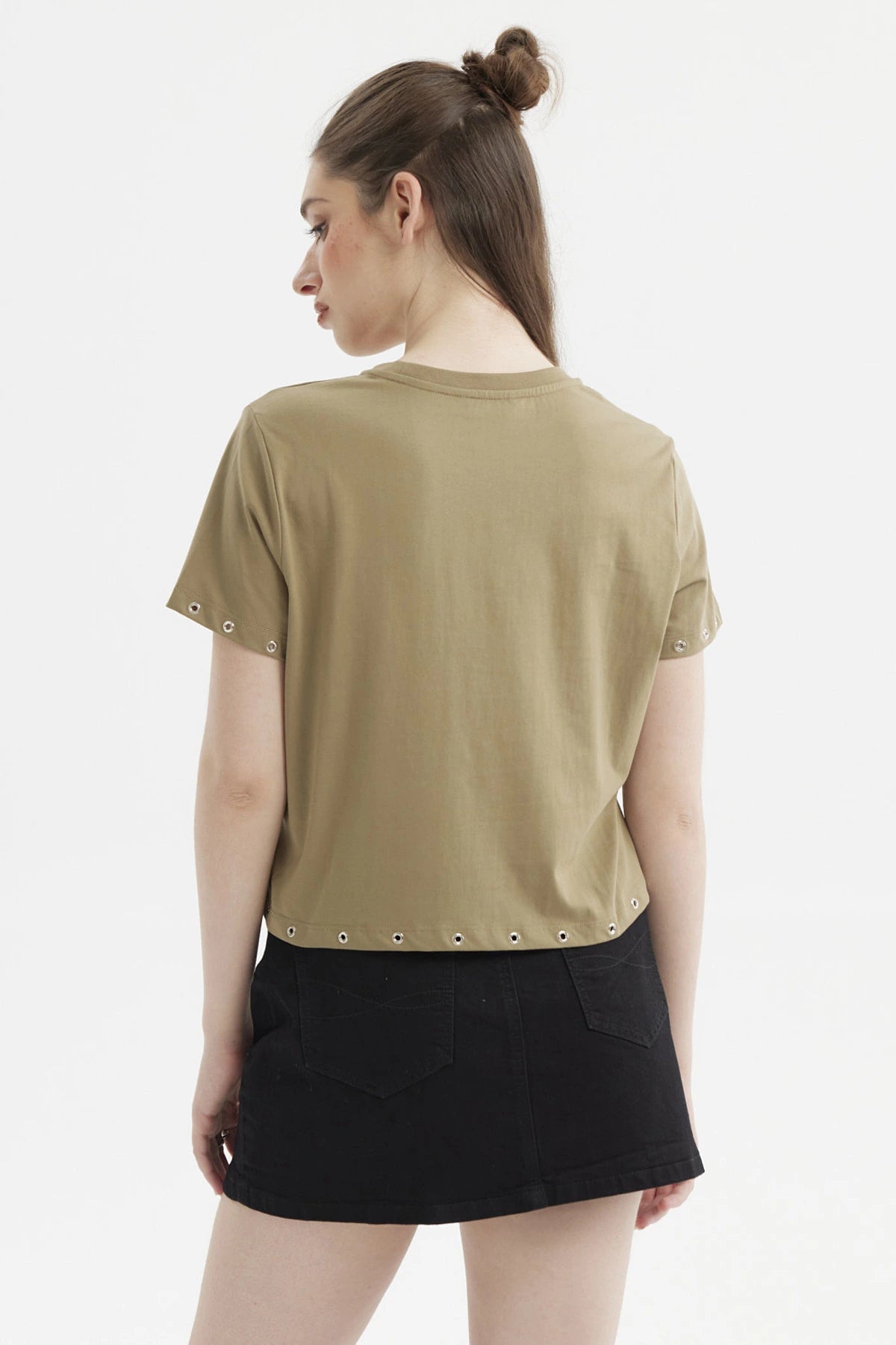 Polera mujer verde musgo con ojales metálicos en mangas y dobladillo estilo casual y moderno sin estampa visible