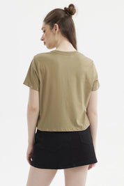 Polera mujer verde musgo con ojales metálicos en mangas y dobladillo estilo casual y moderno sin estampa visible