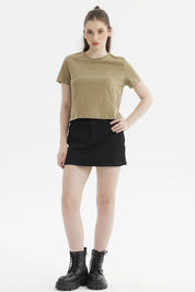 Polera mujer verde musgo con ojales metálicos en mangas y dobladillo estilo casual y moderno sin estampa visible