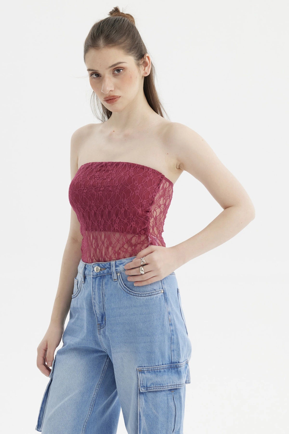Polera mujer ajustada color magenta con encaje floral sin tirantes diseño liso elegante y femenino