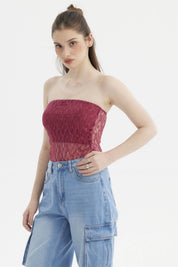 Polera mujer ajustada color magenta con encaje floral sin tirantes diseño liso elegante y femenino