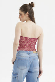 Polera mujer ajustada color magenta con encaje floral sin tirantes diseño liso elegante y femenino