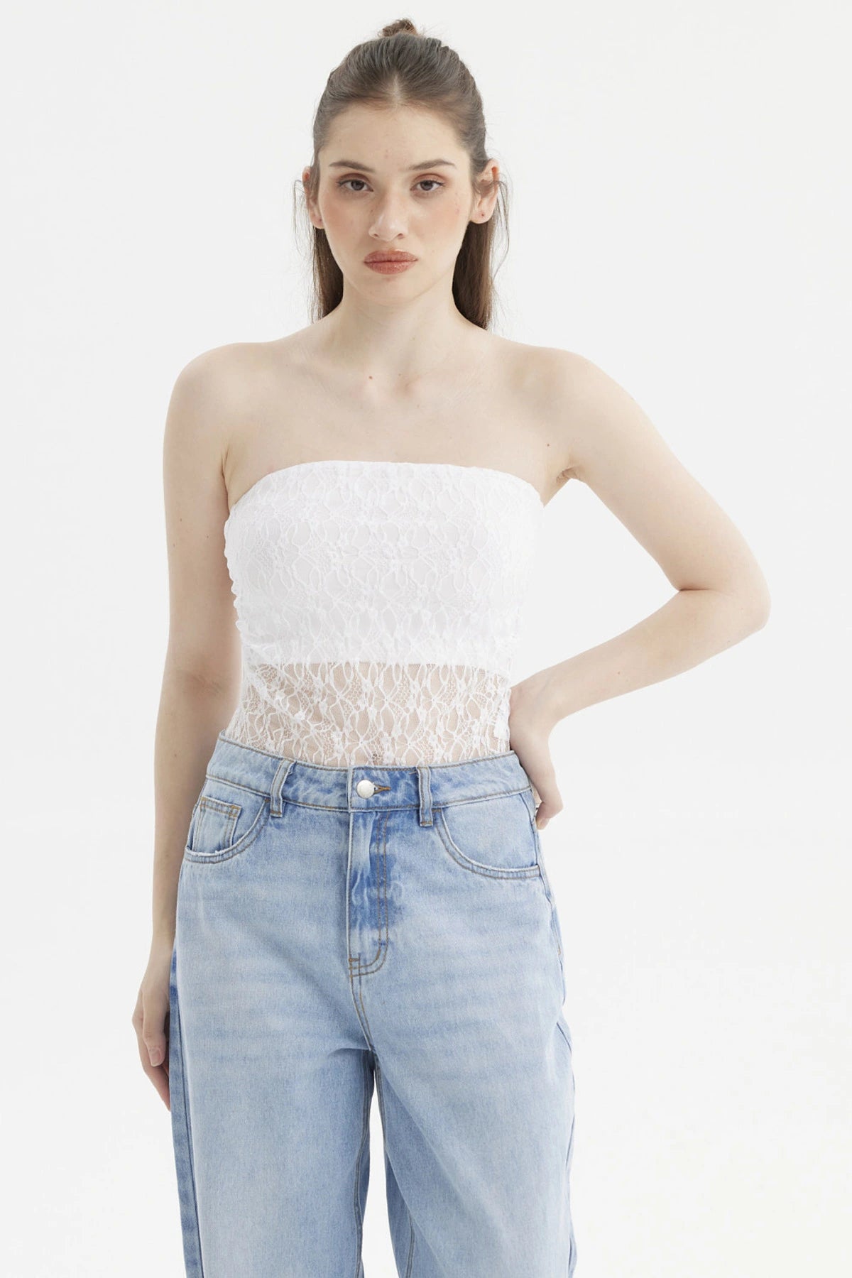Polera ajustada sin tirantes blanca con encaje floral en toda la prenda estilo romántico y textura delicada