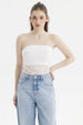 Polera ajustada sin tirantes blanca con encaje floral en toda la prenda estilo romántico y textura delicada