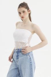 Polera ajustada sin tirantes blanca con encaje floral en toda la prenda estilo romántico y textura delicada