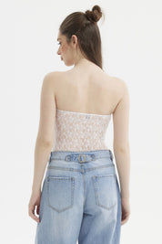 Polera ajustada sin tirantes blanca con encaje floral en toda la prenda estilo romántico y textura delicada