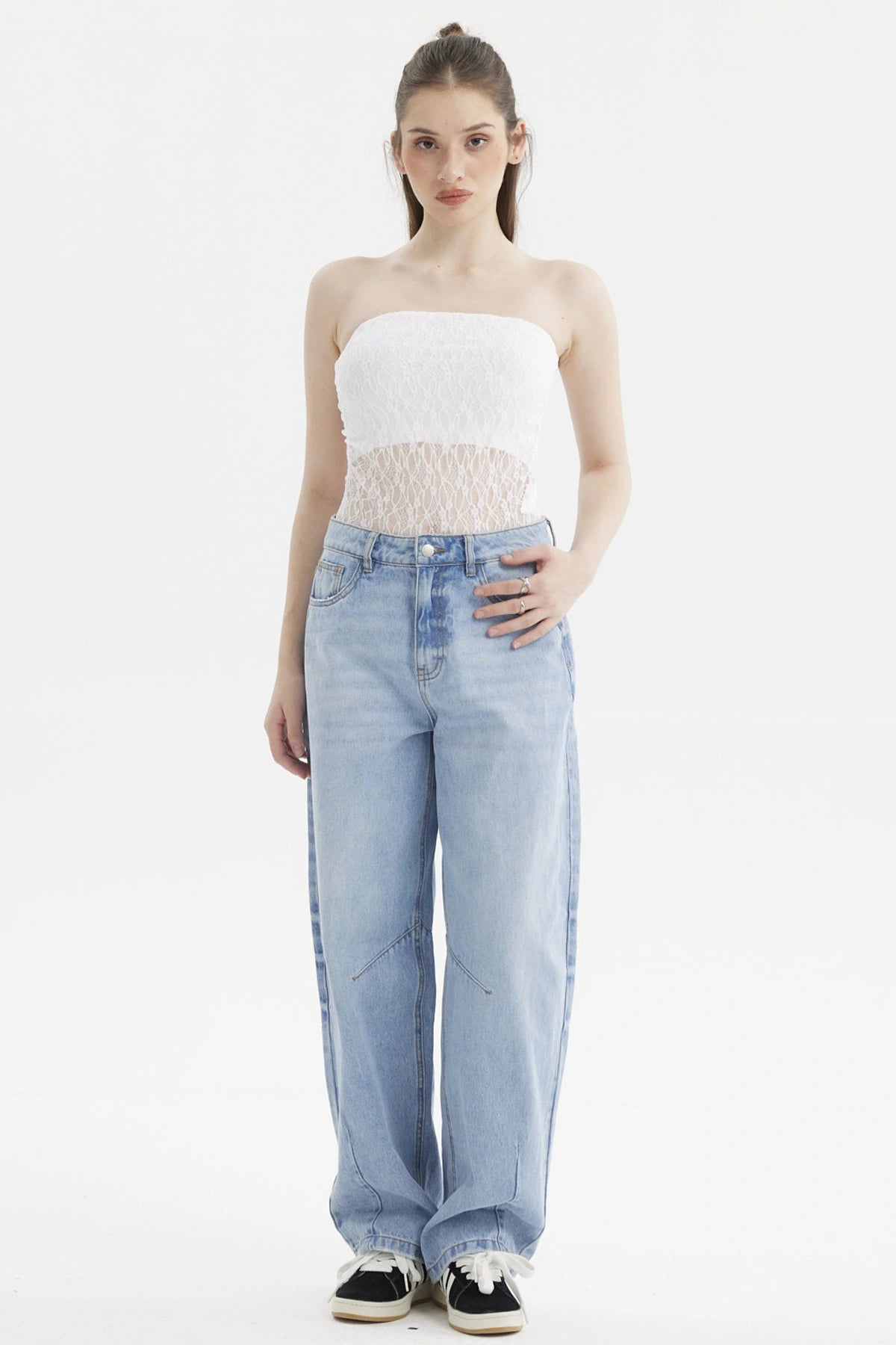 Polera ajustada sin tirantes blanca con encaje floral en toda la prenda estilo romántico y textura delicada