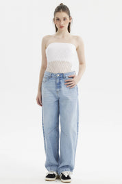 Polera ajustada sin tirantes blanca con encaje floral en toda la prenda estilo romántico y textura delicada