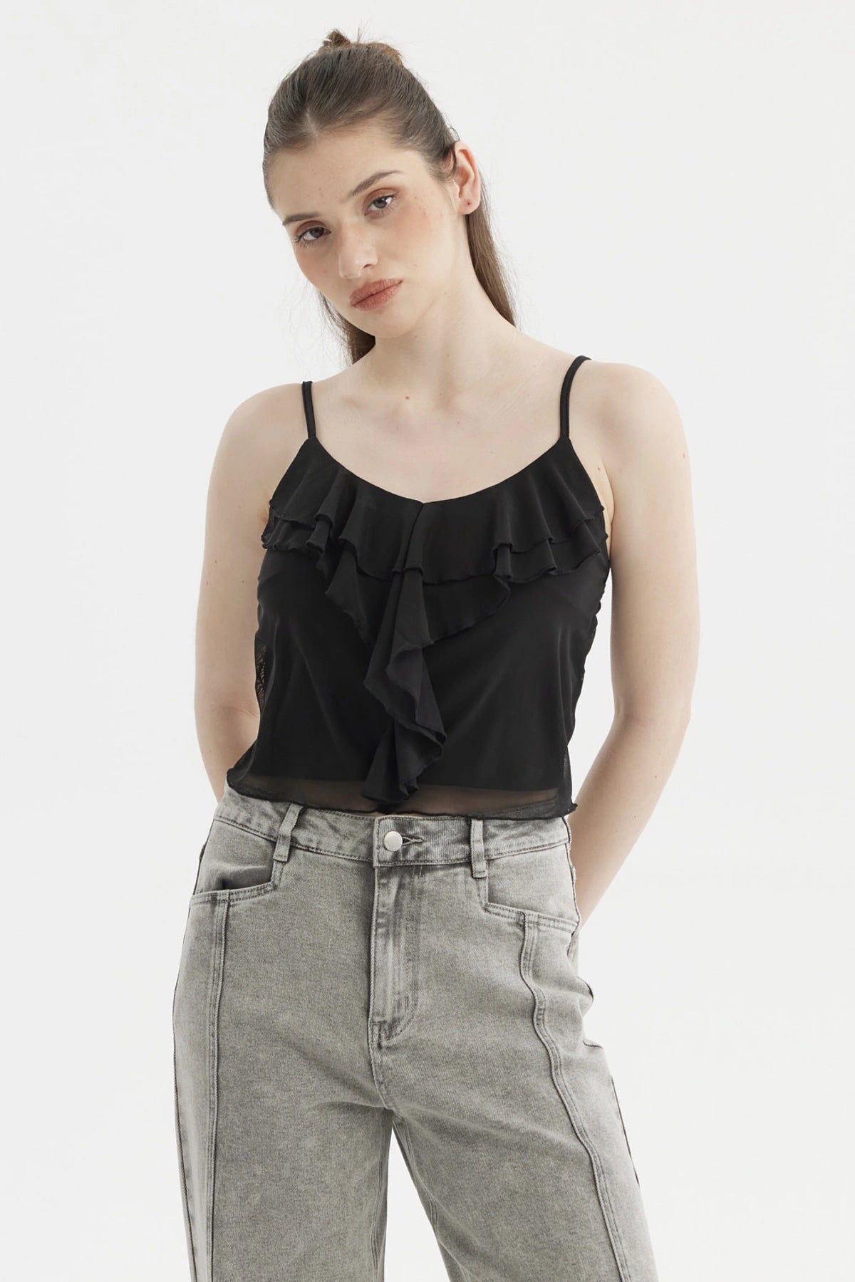 Peto mujer negro con vuelos en el pecho prenda sin estampa ideal para un look casual y sofisticado