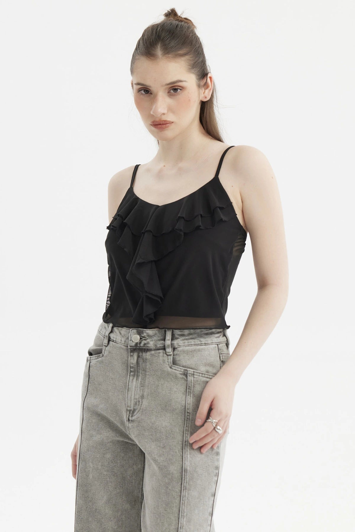Peto mujer negro con vuelos en el pecho prenda sin estampa ideal para un look casual y sofisticado