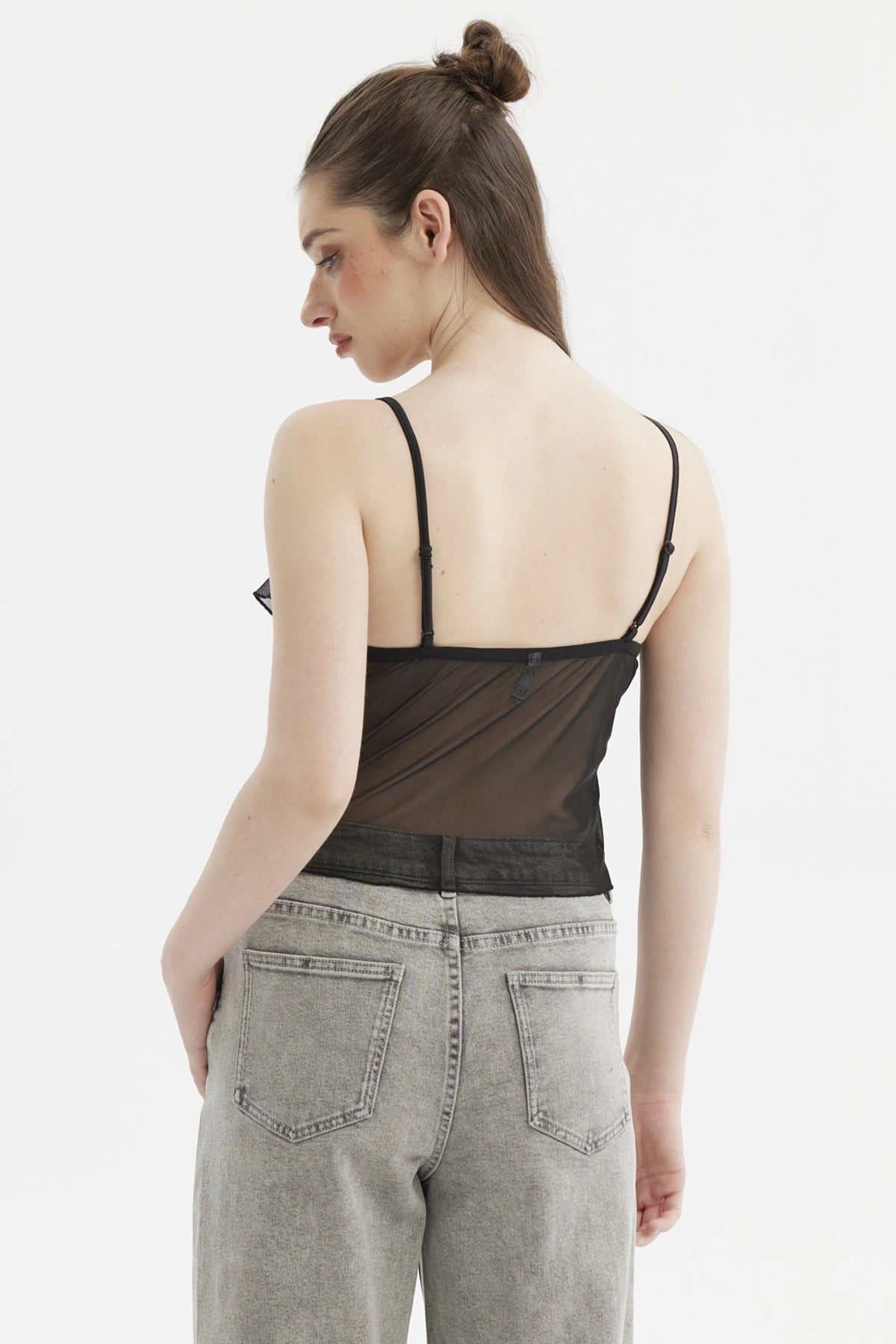 Peto mujer negro con vuelos en el pecho prenda sin estampa ideal para un look casual y sofisticado