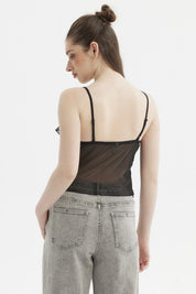 Peto mujer negro con vuelos en el pecho prenda sin estampa ideal para un look casual y sofisticado