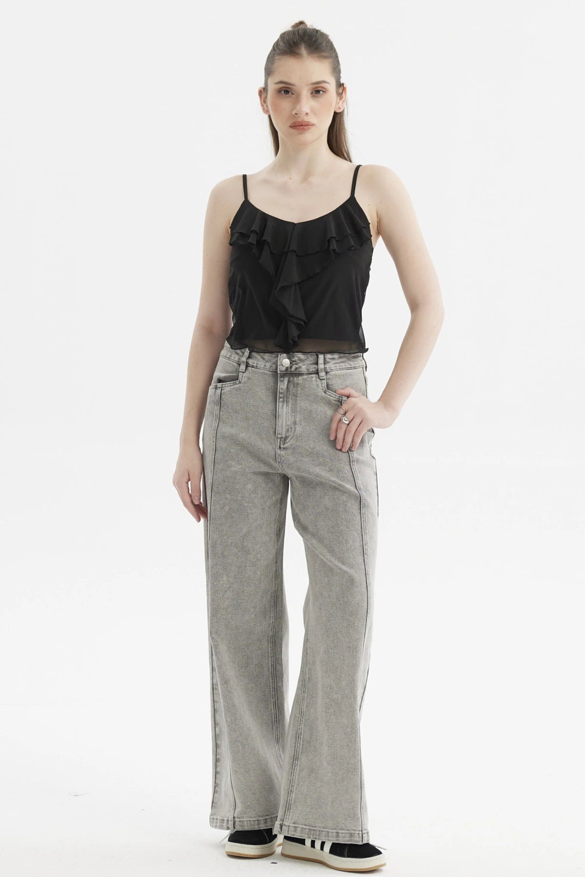 Peto mujer negro con vuelos en el pecho prenda sin estampa ideal para un look casual y sofisticado