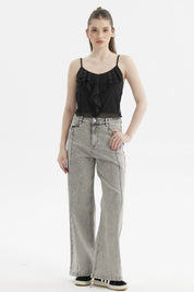Peto mujer negro con vuelos en el pecho prenda sin estampa ideal para un look casual y sofisticado