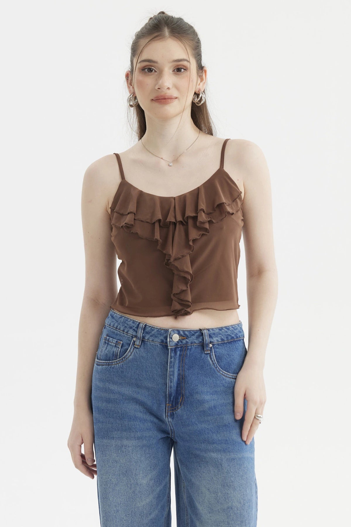 Peto boho café oscuro con vuelos en el pecho diseño liso y tirantes delgados ideal para un look casual