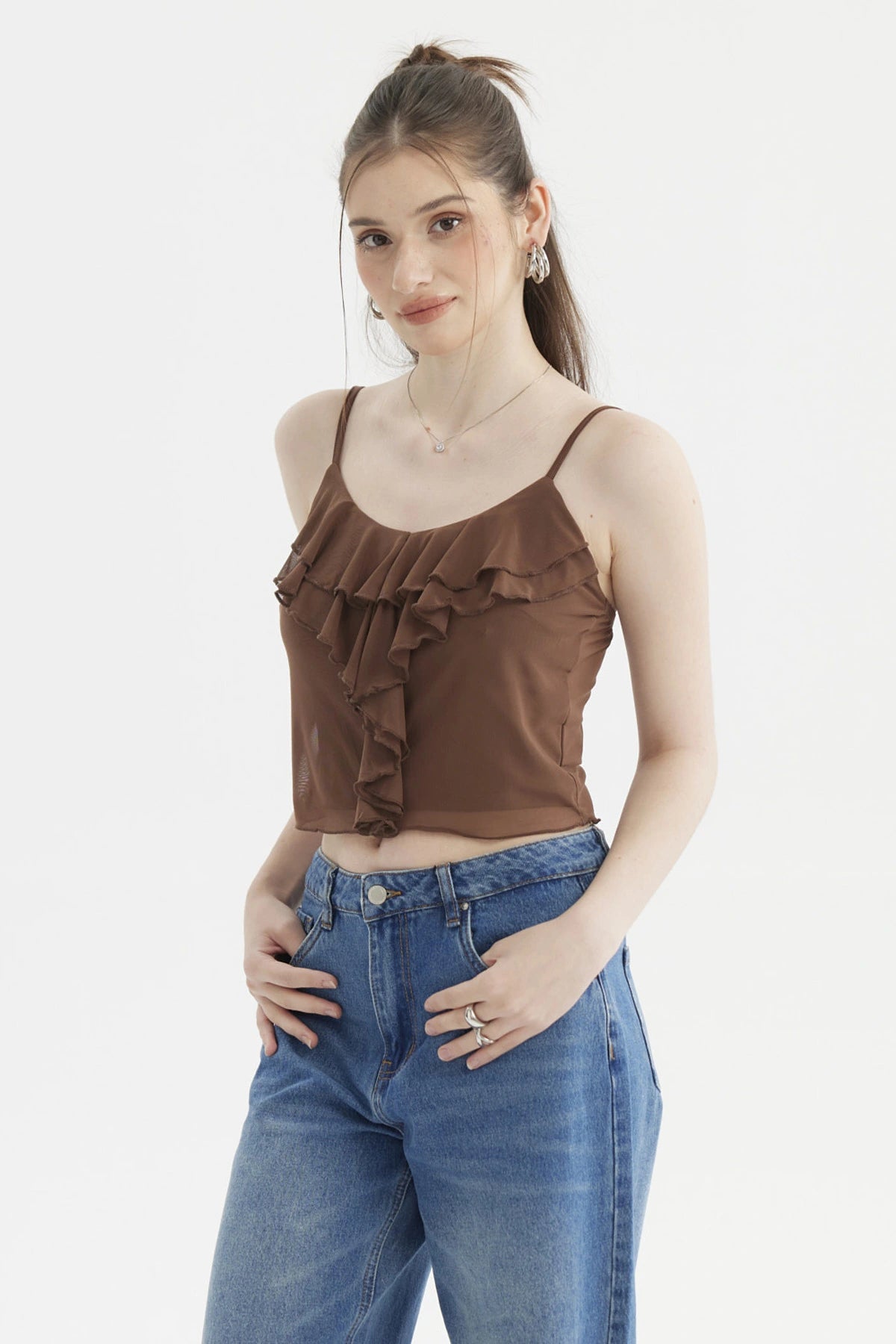 Peto boho café oscuro con vuelos en el pecho diseño liso y tirantes delgados ideal para un look casual