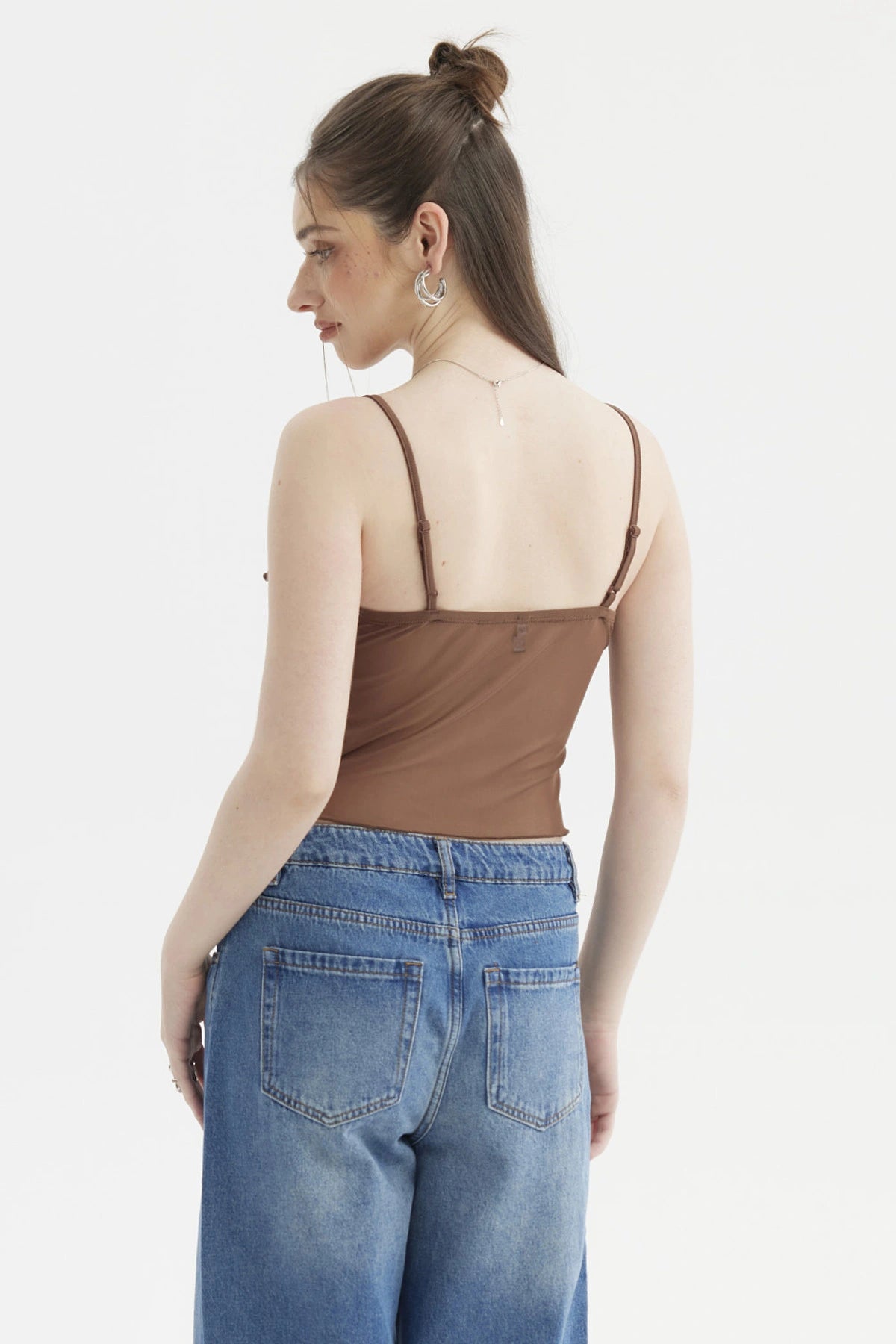 Peto boho café oscuro con vuelos en el pecho diseño liso y tirantes delgados ideal para un look casual