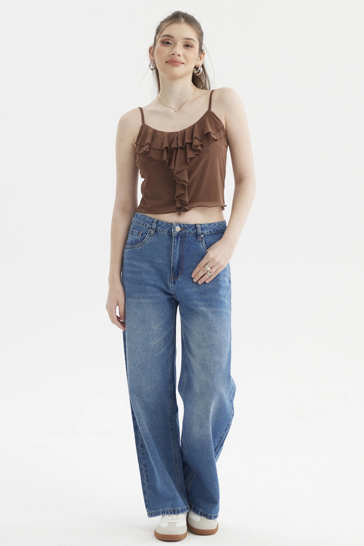 Peto boho café oscuro con vuelos en el pecho diseño liso y tirantes delgados ideal para un look casual