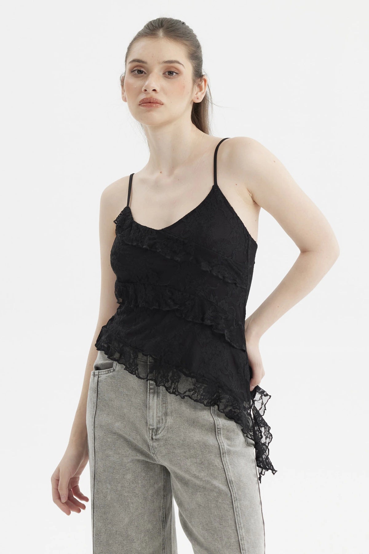 Peto mujer negro con basta asimétrica y tirantes delgados sin estampa estilo elegante ideal para combinar con jeans