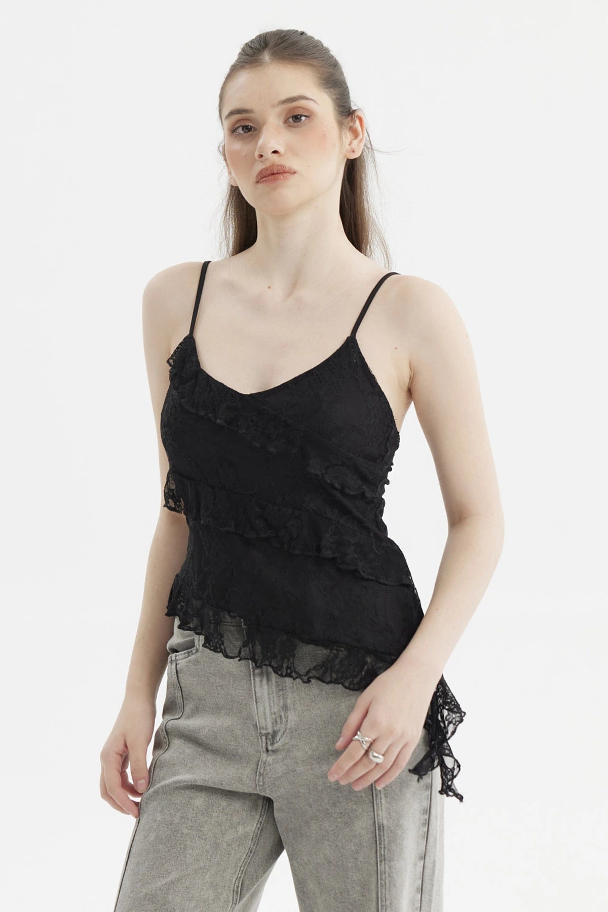 Peto mujer negro con basta asimétrica y tirantes delgados sin estampa estilo elegante ideal para combinar con jeans