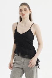 Peto mujer negro con basta asimétrica y tirantes delgados sin estampa estilo elegante ideal para combinar con jeans