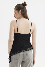 Peto mujer negro con basta asimétrica y tirantes delgados sin estampa estilo elegante ideal para combinar con jeans