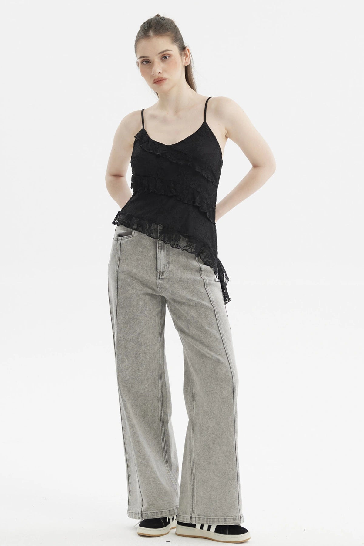 Peto mujer negro con basta asimétrica y tirantes delgados sin estampa estilo elegante ideal para combinar con jeans