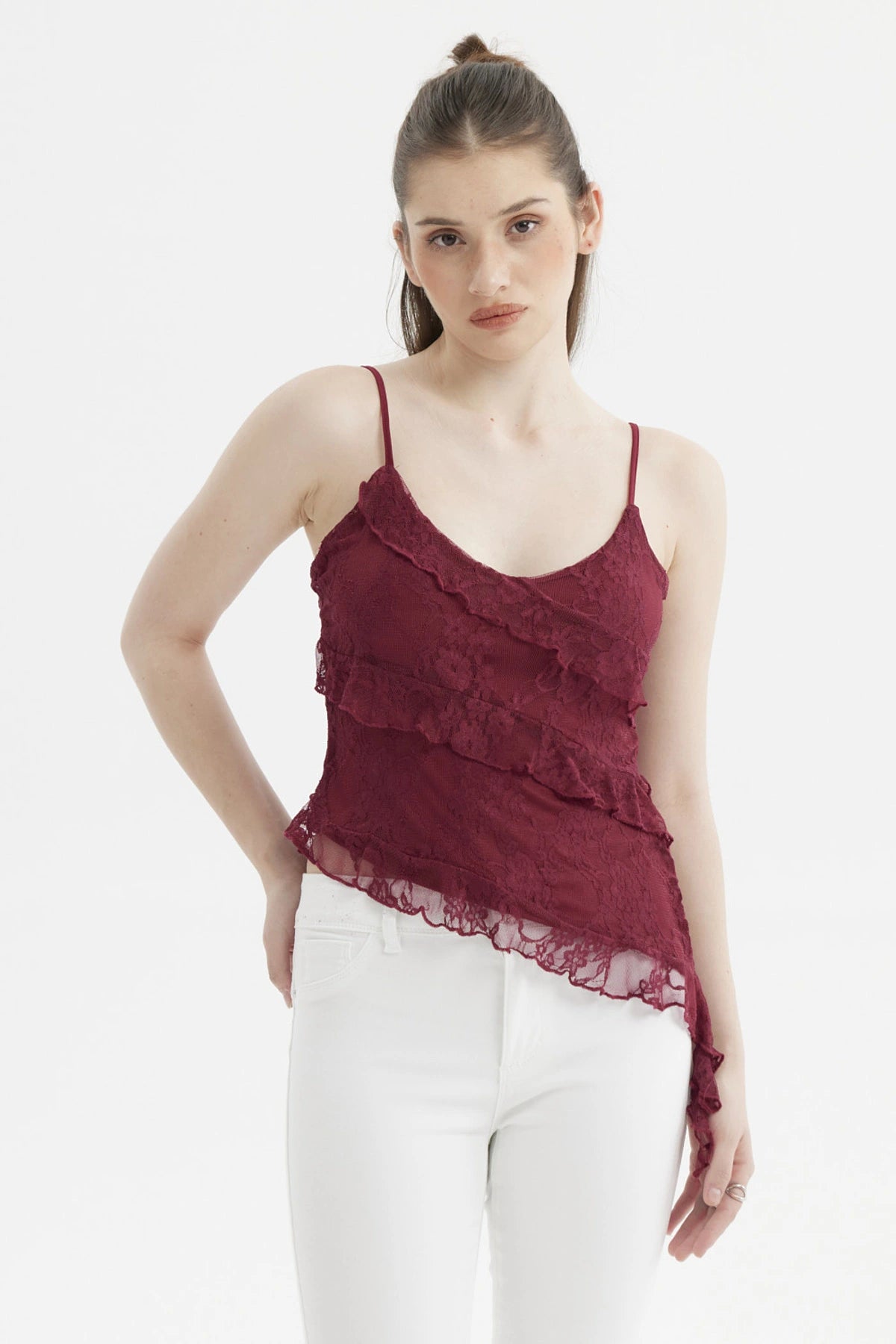 Peto mujer vino con basta asimétrica en encaje floral y tirantes delgados sin estampa visible