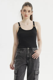 Polera de mujer negra con tirantes de argolla y diseño liso ajustada y sin estampado