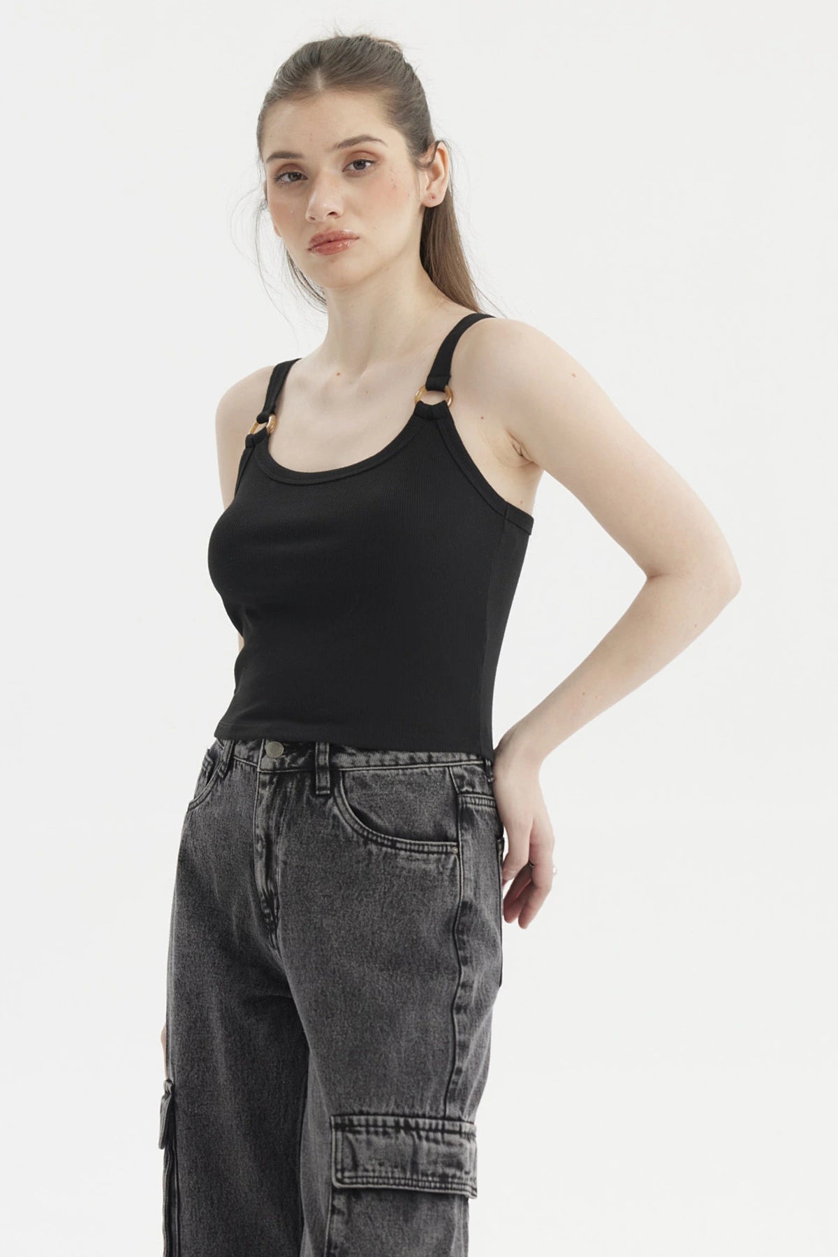 Polera de mujer negra con tirantes de argolla y diseño liso ajustada y sin estampado