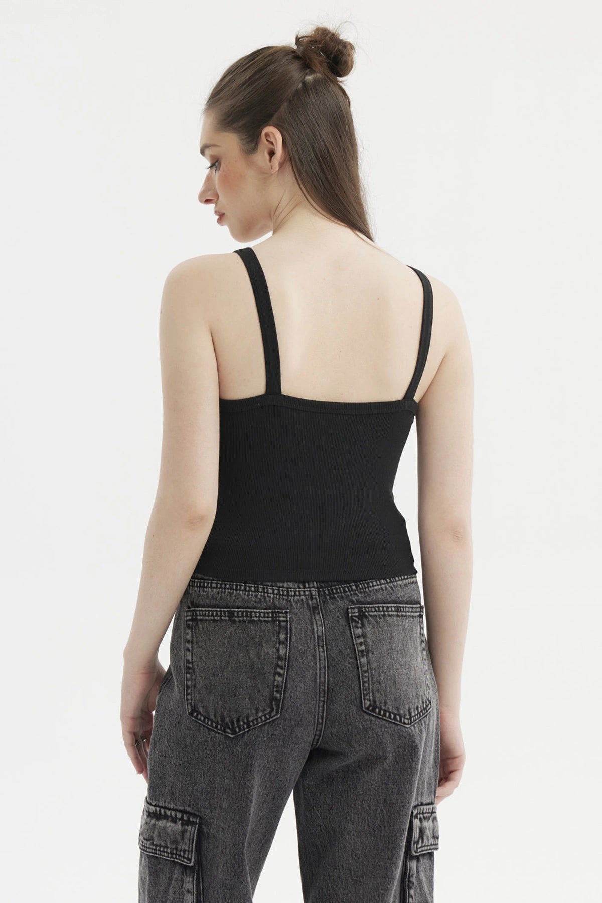 Polera de mujer negra con tirantes de argolla y diseño liso ajustada y sin estampado