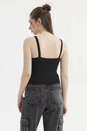 Polera de mujer negra con tirantes de argolla y diseño liso ajustada y sin estampado