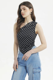 Polera asimétrica negra con lunares blancos pequeños estilo casual sin mangas ajuste al cuerpo