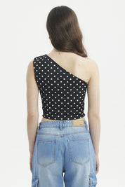 Polera asimétrica negra con lunares blancos pequeños estilo casual sin mangas ajuste al cuerpo