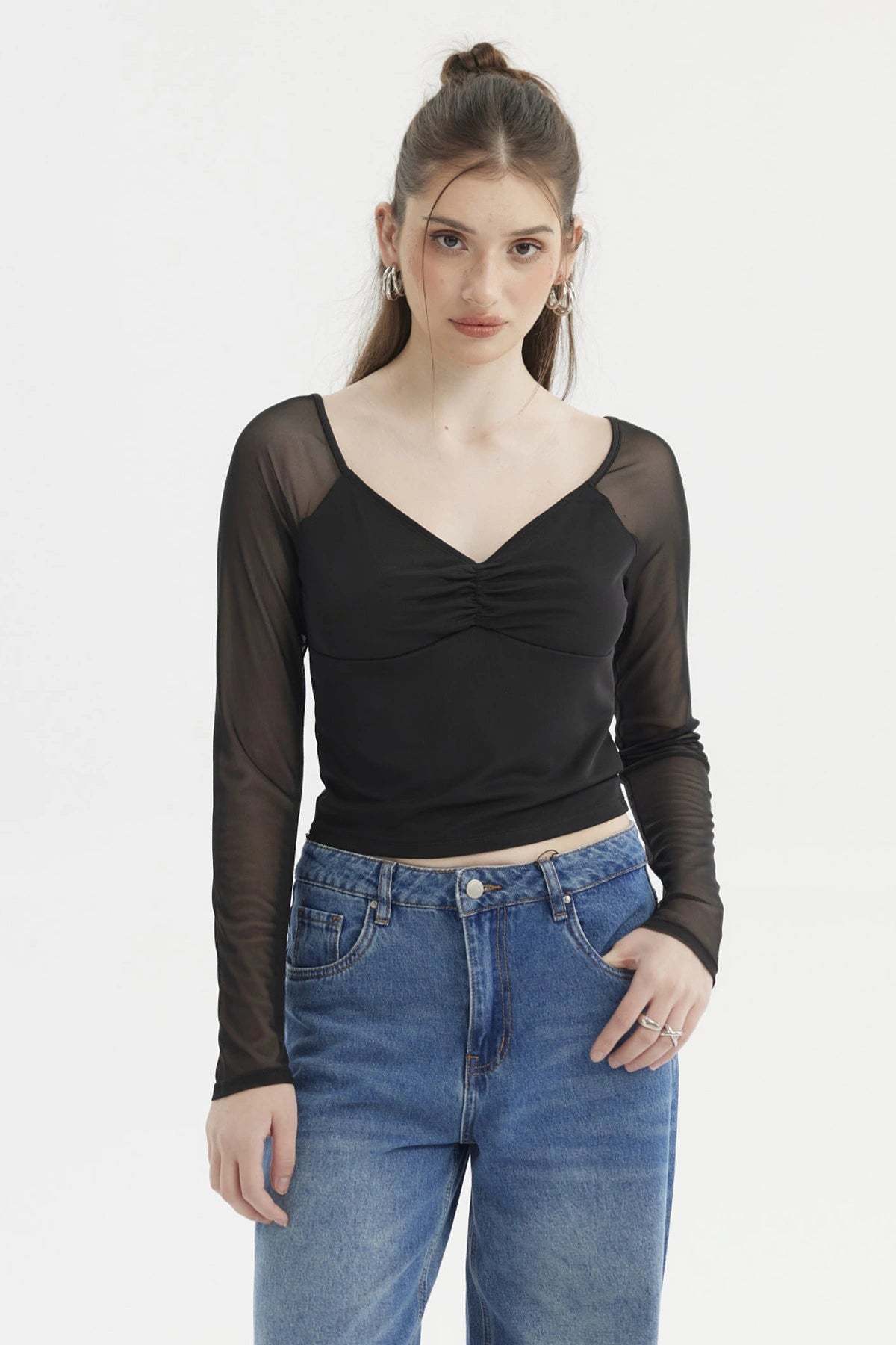Polera negra de mujer con escote recogido y mangas largas transparentes estilo casual sin estampa lisa