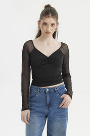 Polera negra de mujer con escote recogido y mangas largas transparentes estilo casual sin estampa lisa