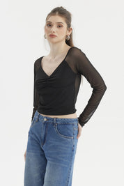 Polera negra de mujer con escote recogido y mangas largas transparentes estilo casual sin estampa lisa