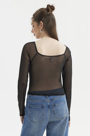 Polera negra de mujer con escote recogido y mangas largas transparentes estilo casual sin estampa lisa