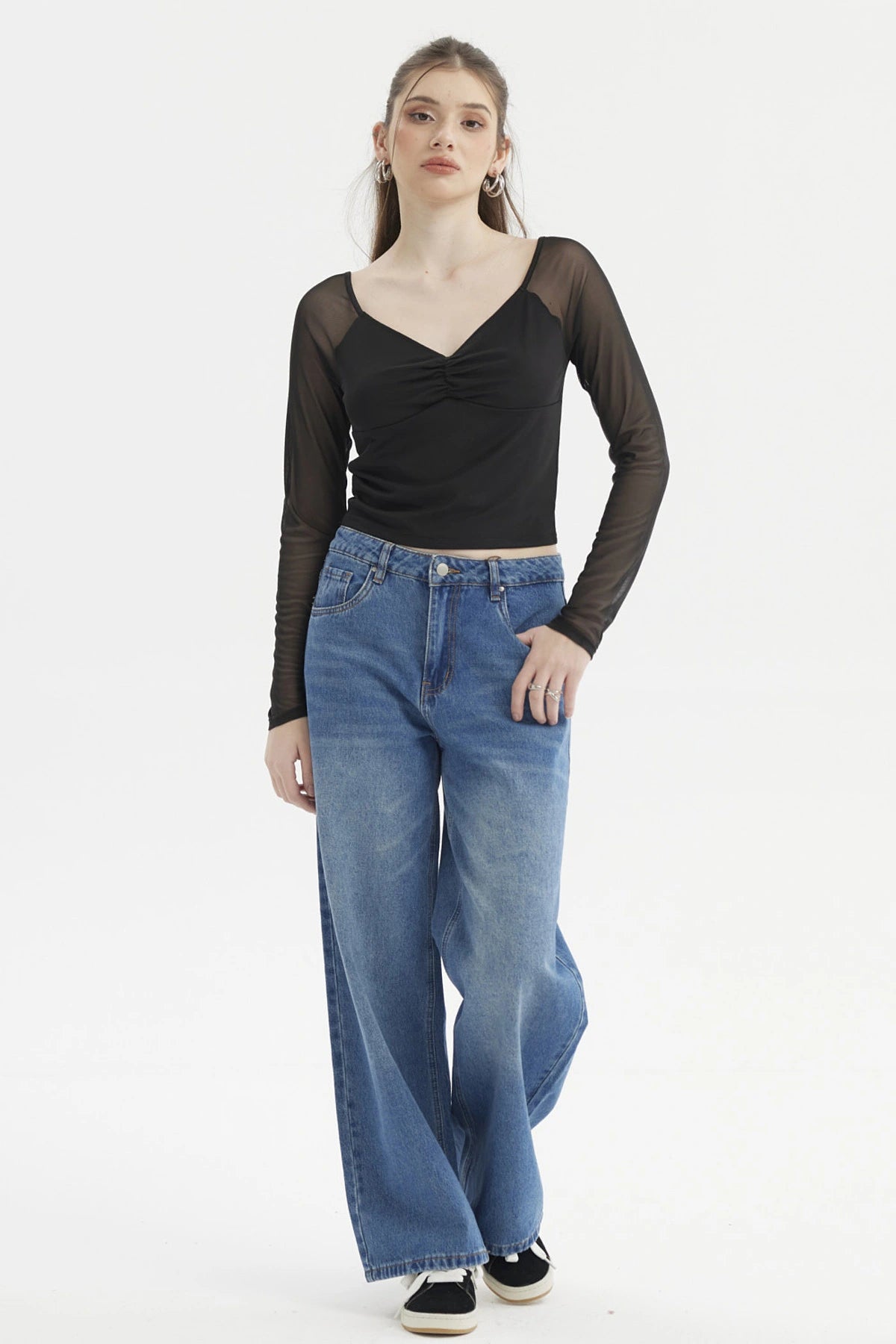 Polera negra de mujer con escote recogido y mangas largas transparentes estilo casual sin estampa lisa