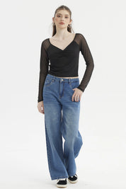 Polera negra de mujer con escote recogido y mangas largas transparentes estilo casual sin estampa lisa