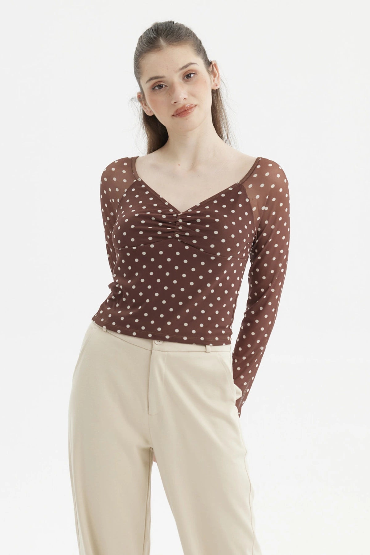 Polera mujer café oscuro con escote recogido y lunares claros diseño elegante y ajustado sin estampa visible