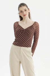 Polera mujer café oscuro con escote recogido y lunares claros diseño elegante y ajustado sin estampa visible