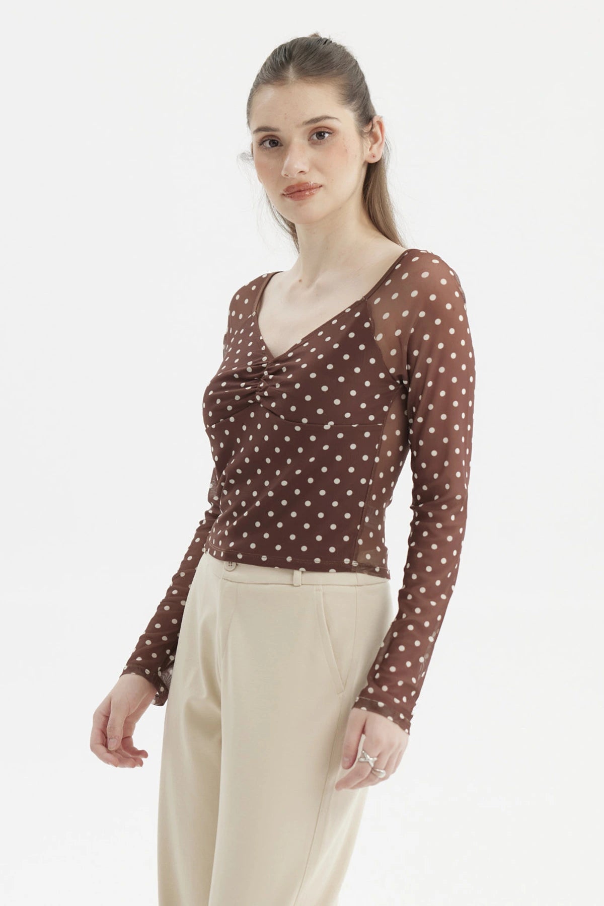 Polera mujer café oscuro con escote recogido y lunares claros diseño elegante y ajustado sin estampa visible