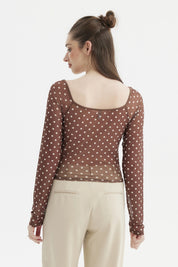 Polera mujer café oscuro con escote recogido y lunares claros diseño elegante y ajustado sin estampa visible