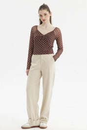Polera mujer café oscuro con escote recogido y lunares claros diseño elegante y ajustado sin estampa visible