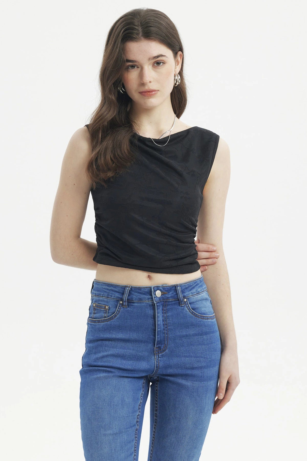 Polera negra de mujer sin mangas con textura visible ajustada al cuerpo sin estampa lisa y elegante